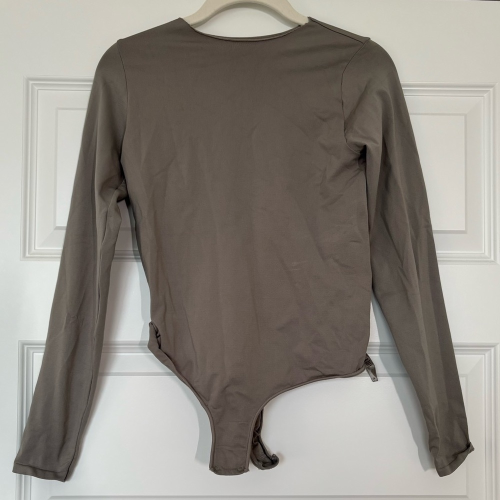Skims ESSENTIAL CREW NECK LONG SLEEVE BODYSUIT | SMOKE